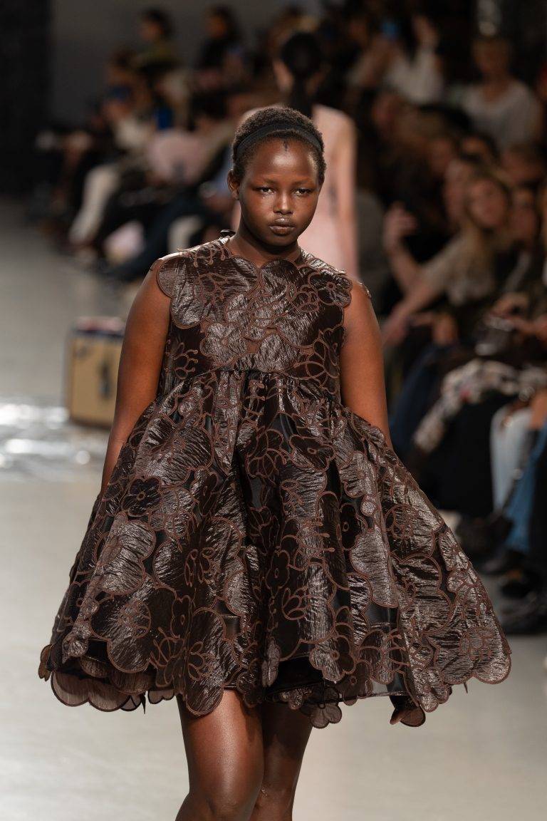 “Untitled Flowers”, un avant-goût du printemps signé Cecilie Bahnsen