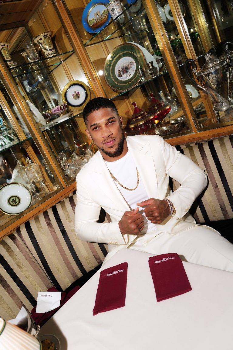  - La nouvelle identité de PrettyLittleThing mise en lumière chez Caviar Kaspia