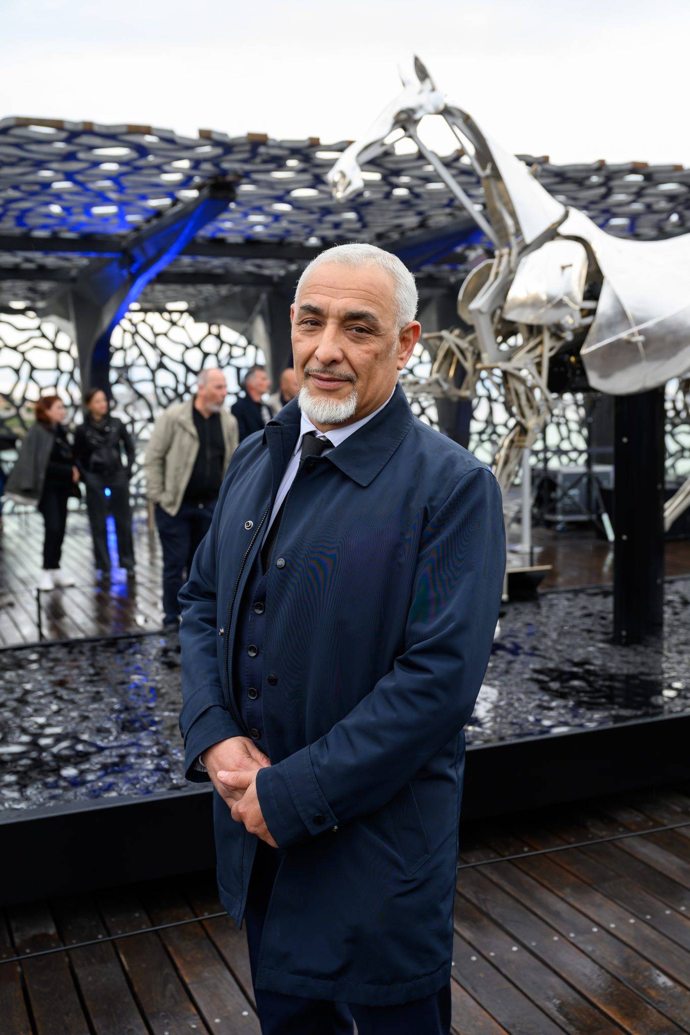  - Zeus, le cheval métallique de l’ouverture des JO-2024, galope sur la terrasse du Mucem