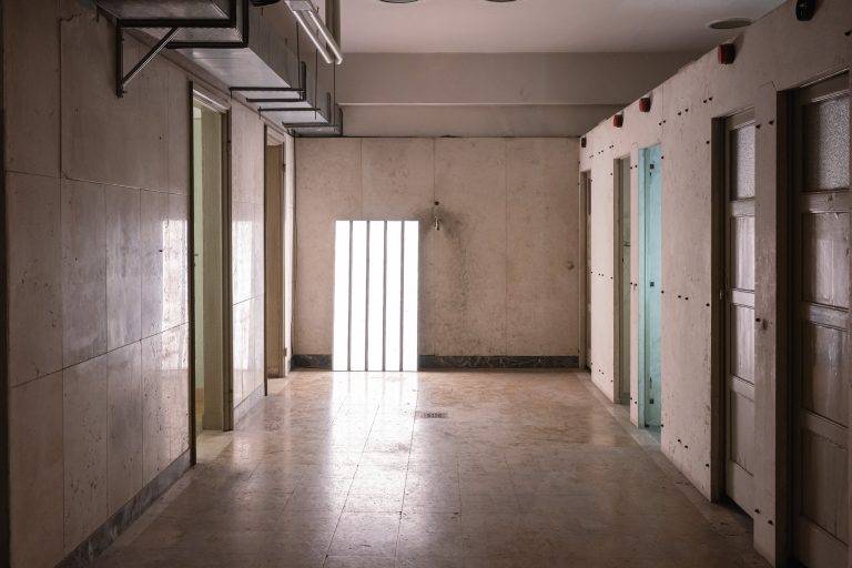 L’ora zero della forma: 6:AM debutta alla Milano Design Week con “Two-Fold Silence”