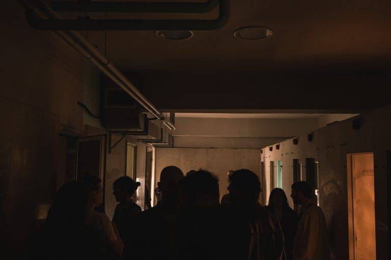 L’ora zero della forma: 6:AM debutta alla Milano Design Week con “Two-Fold Silence”