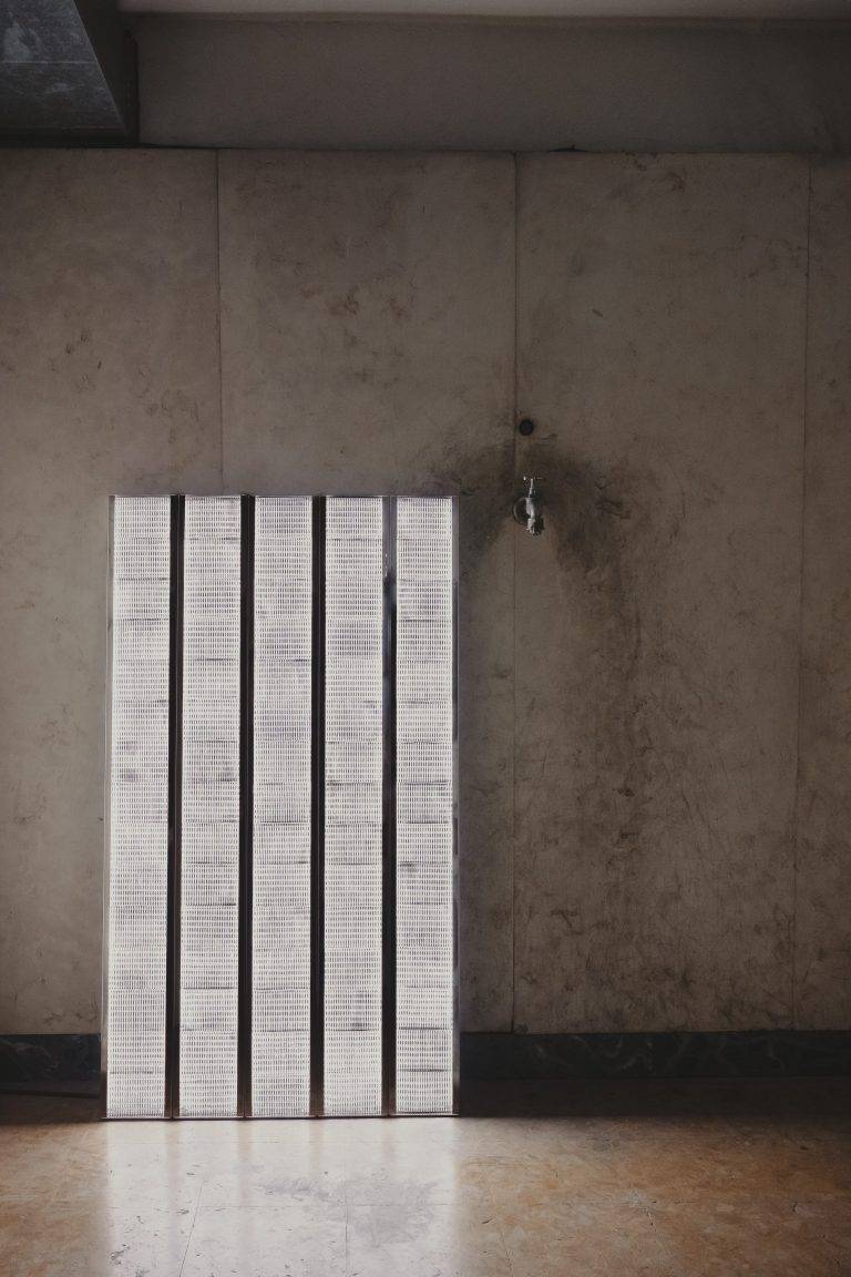 L’ora zero della forma: 6:AM debutta alla Milano Design Week con “Two-Fold Silence”