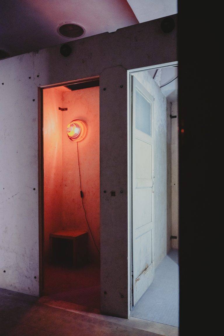 L’ora zero della forma: 6:AM debutta alla Milano Design Week con “Two-Fold Silence”