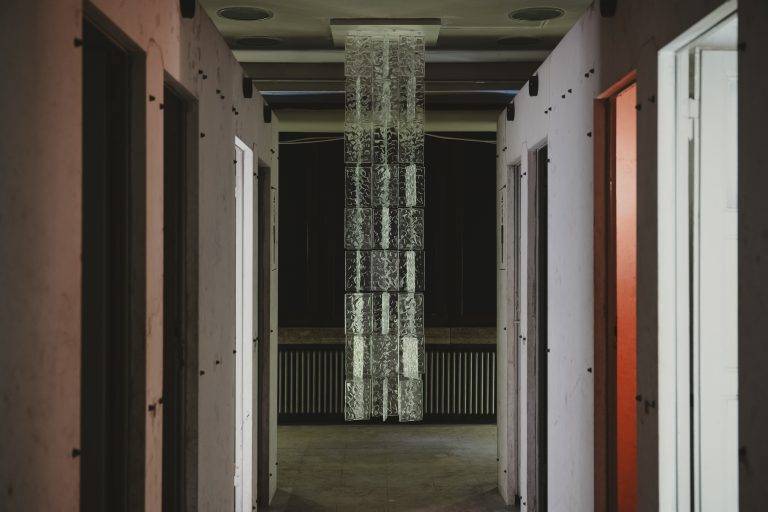 L’ora zero della forma: 6:AM debutta alla Milano Design Week con “Two-Fold Silence”
