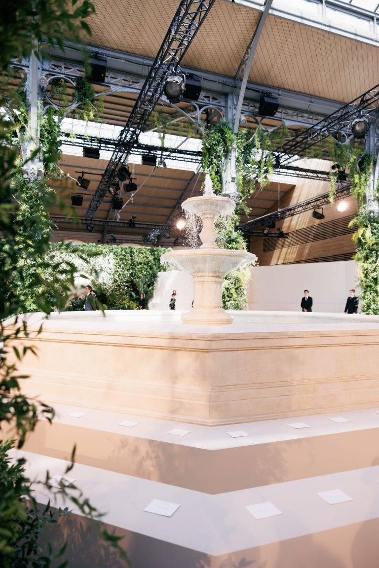Amiri sème les graines de son jardin luxueux à la française