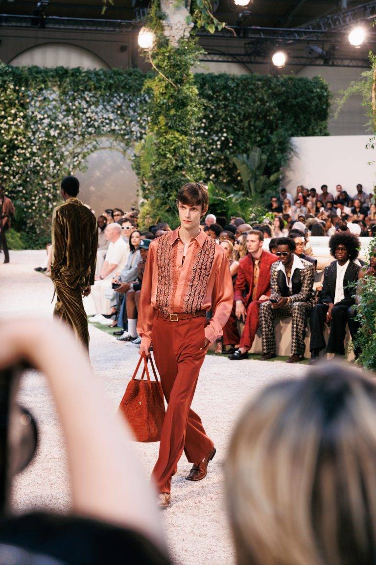 Amiri sème les graines de son jardin luxueux à la française