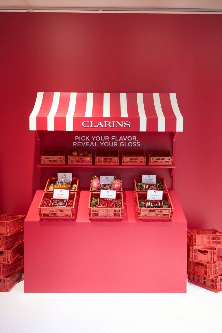 Clarins inaugure le Red Café pour les 10 ans de la Lip Comfort Oil