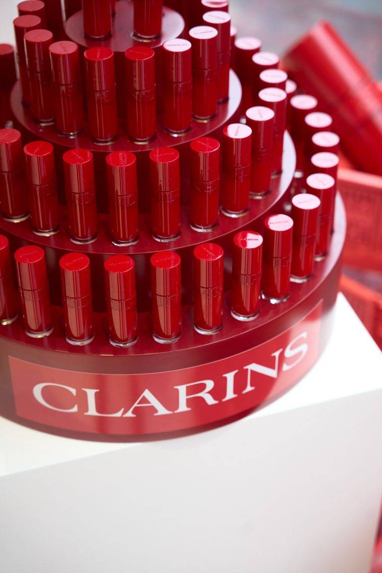 Clarins inaugure le Red Café pour les 10 ans de la Lip Comfort Oil