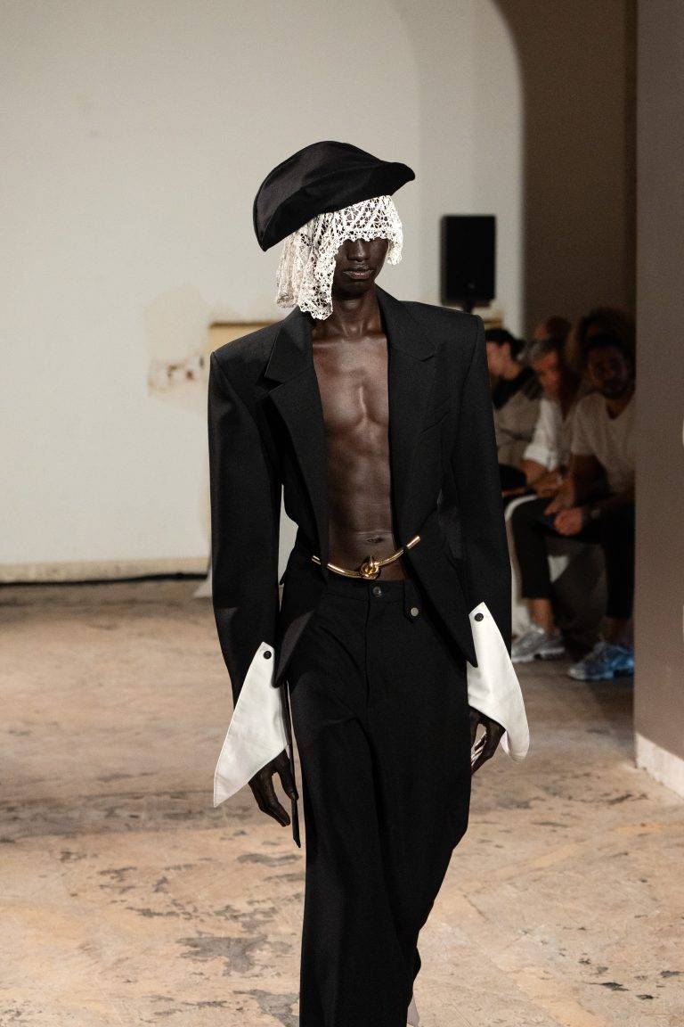 La démesure maîtrisée d’EGONLAB s’empare de la Fashion Week parisienne