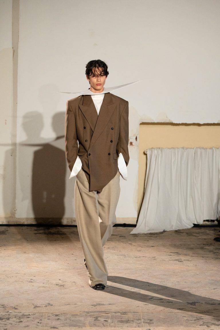 La démesure maîtrisée d’EGONLAB s’empare de la Fashion Week parisienne