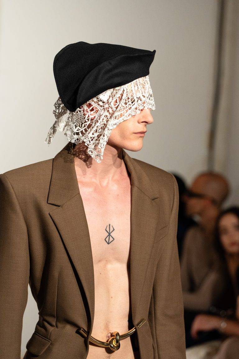La démesure maîtrisée d’EGONLAB s’empare de la Fashion Week parisienne