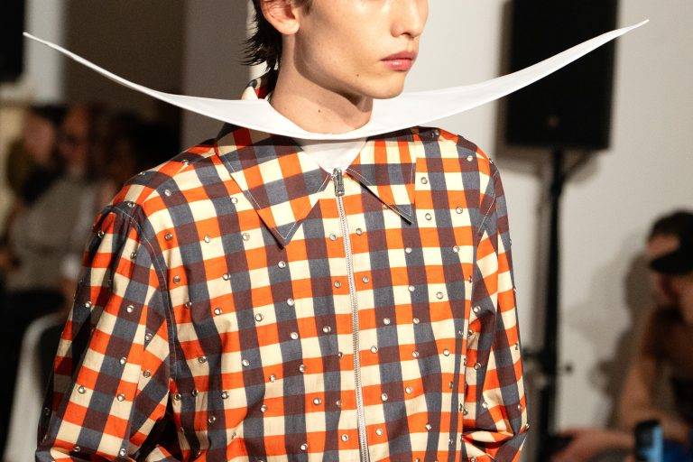 La démesure maîtrisée d’EGONLAB s’empare de la Fashion Week parisienne