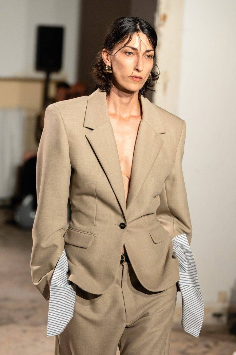 La démesure maîtrisée d’EGONLAB s’empare de la Fashion Week parisienne