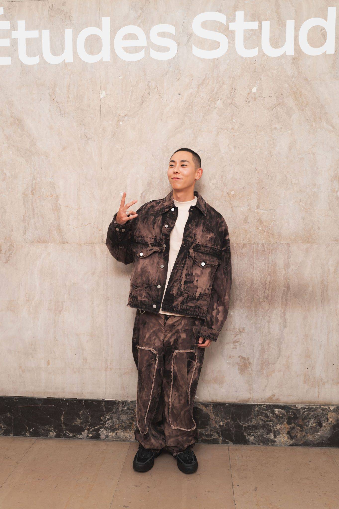  - Études Studio présente ‘Surroundings’, un vestiaire inspiré par le Land Art et le désert