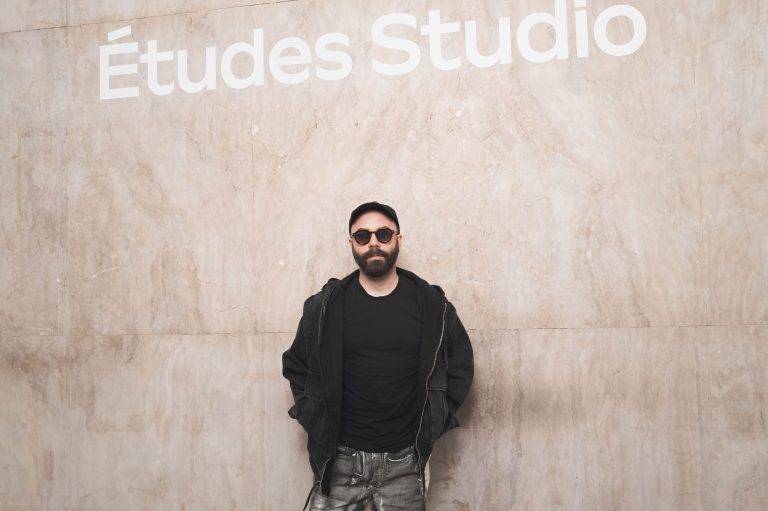  - Études Studio présente ‘Surroundings’, un vestiaire inspiré par le Land Art et le désert