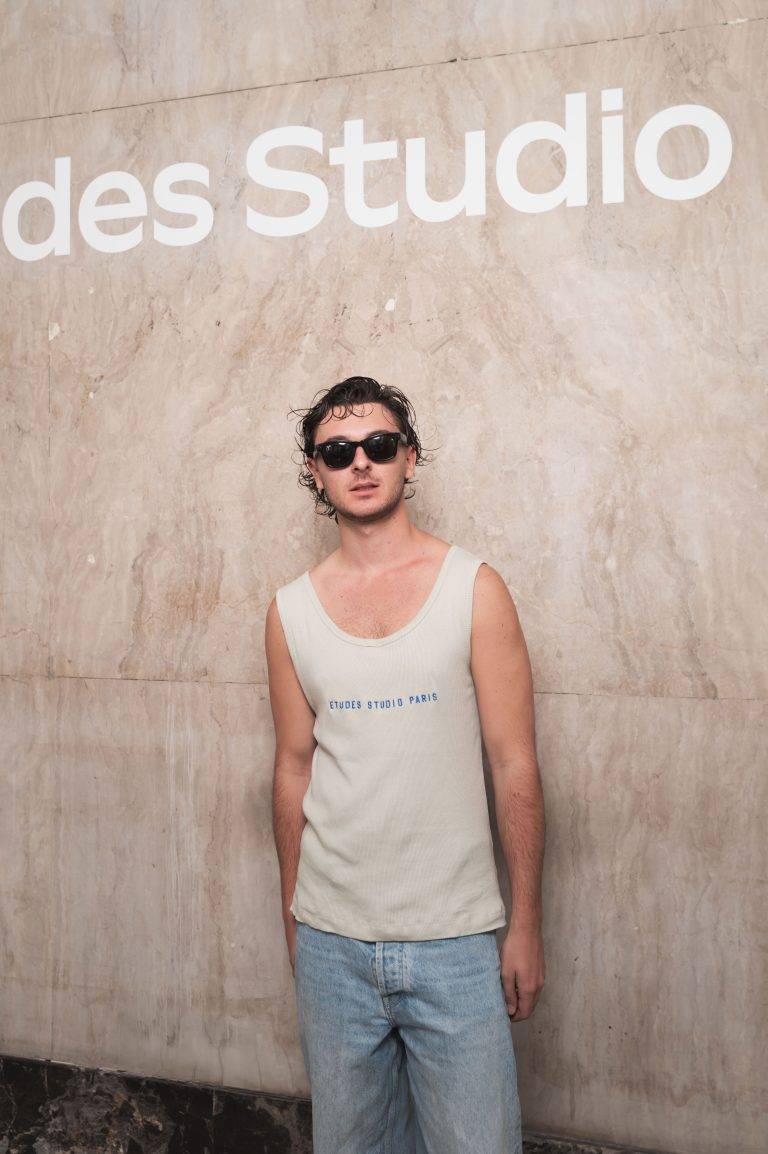  - Études Studio présente ‘Surroundings’, un vestiaire inspiré par le Land Art et le désert