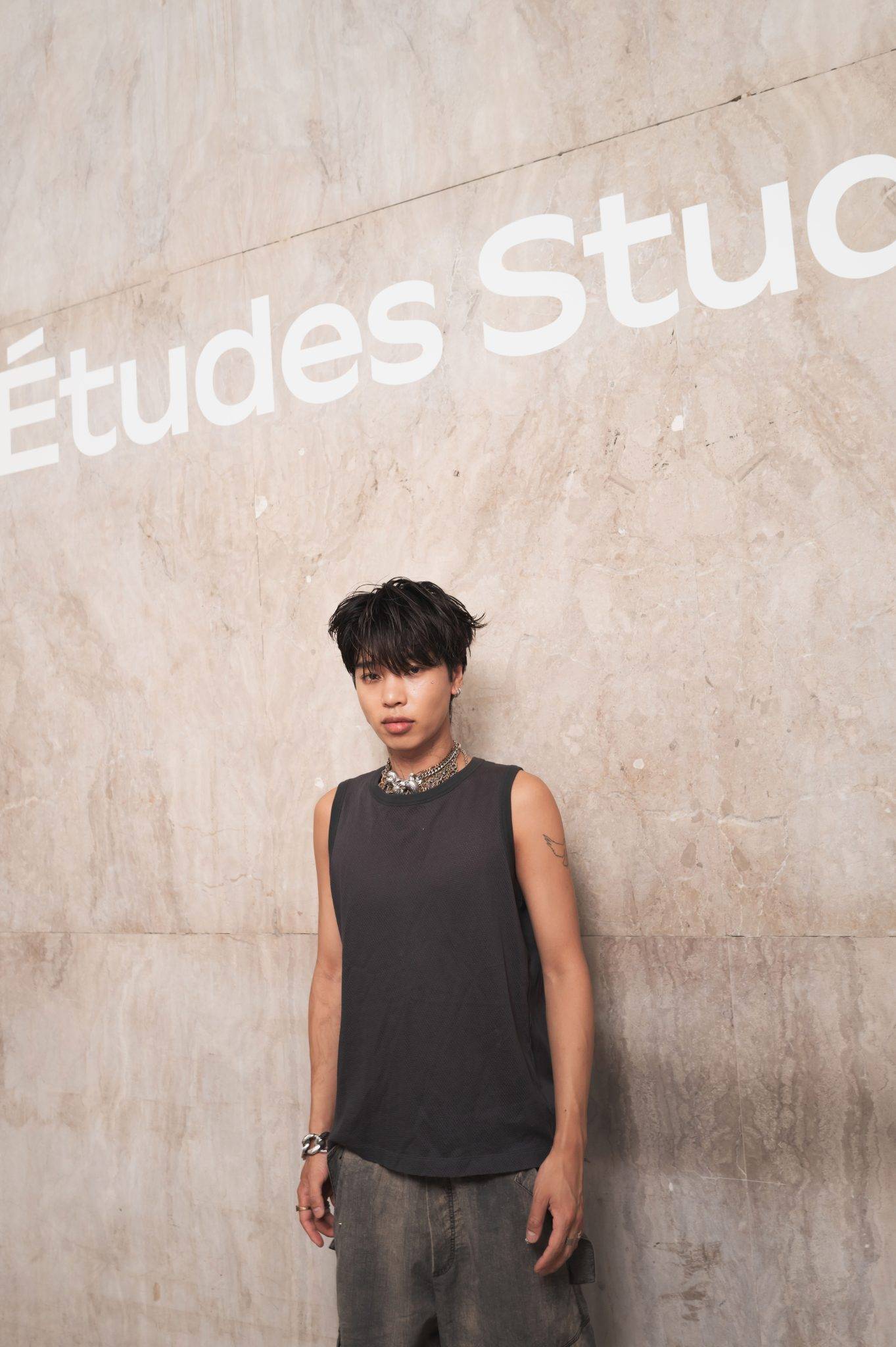  - Études Studio présente ‘Surroundings’, un vestiaire inspiré par le Land Art et le désert