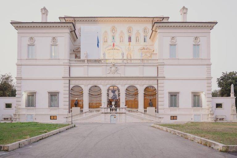 Wangechi Mutu alla Galleria Borghese: arte, mito e metamorfosi nella notte romana