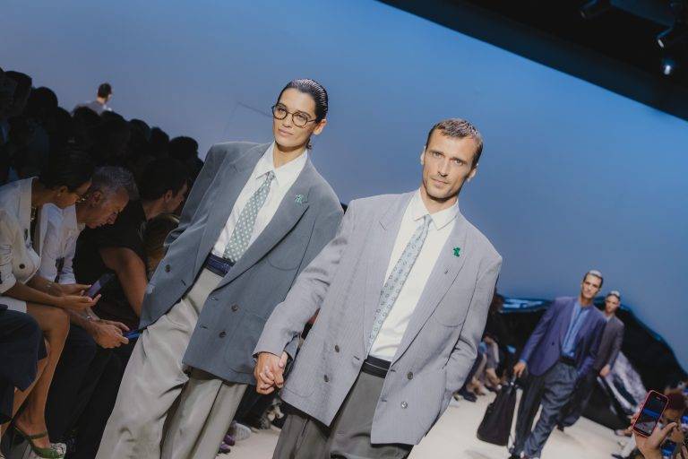Glamour mediterraneo sulla passerella di Giorgio Armani