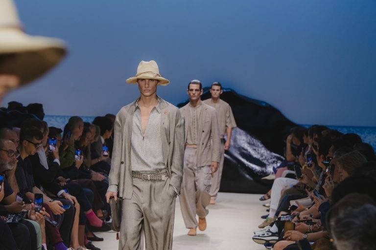 Glamour mediterraneo sulla passerella di Giorgio Armani
