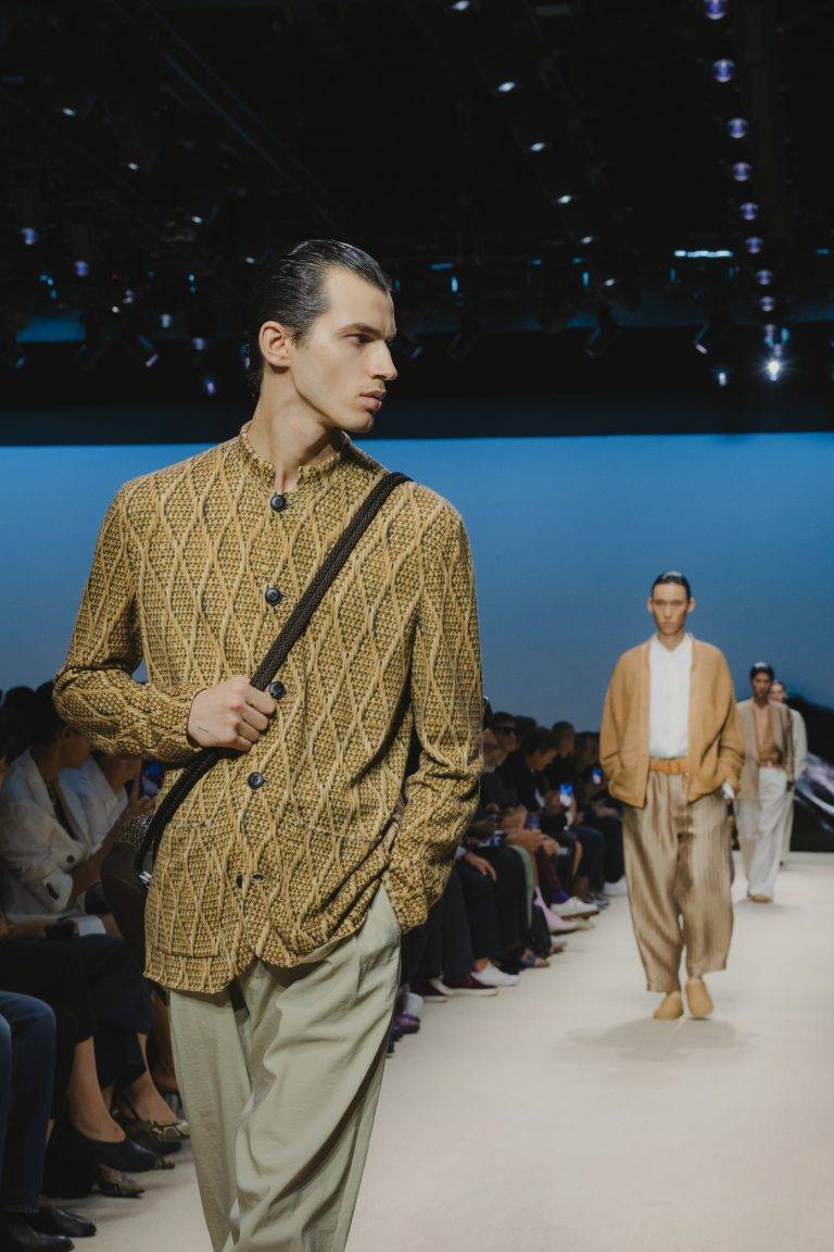 Glamour mediterraneo sulla passerella di Giorgio Armani
