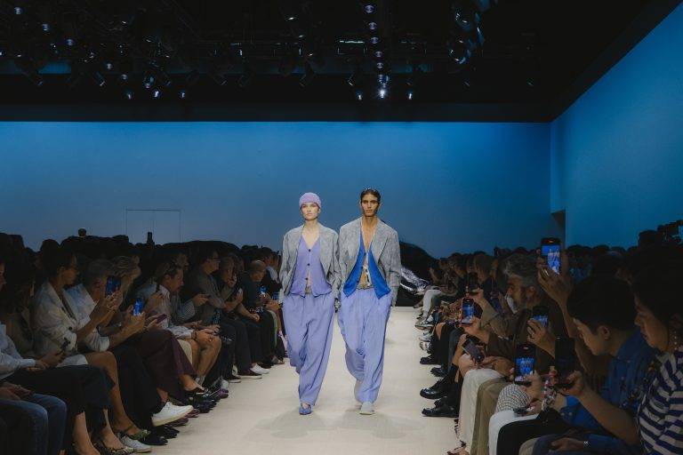 Glamour mediterraneo sulla passerella di Giorgio Armani
