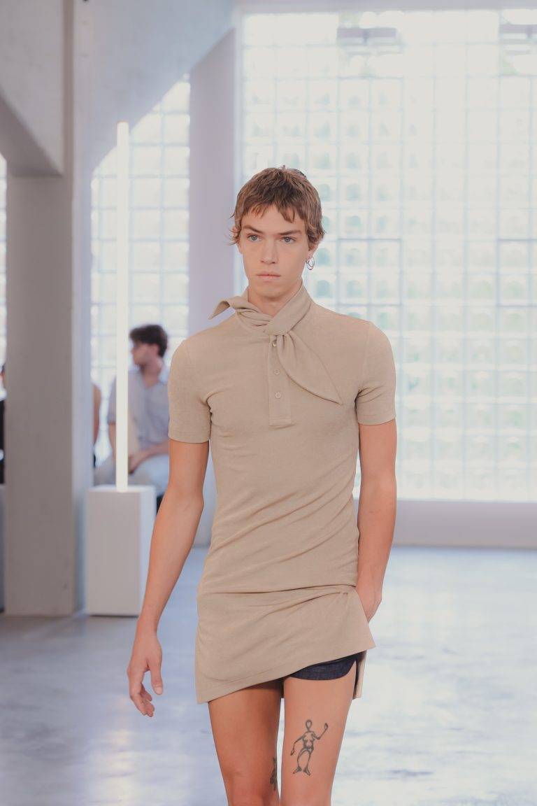 La collezione Spring Summer 2026 di Pronounce come un fiore nel cemento