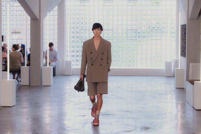 La collezione Spring Summer 2026 di Pronounce come un fiore nel cemento