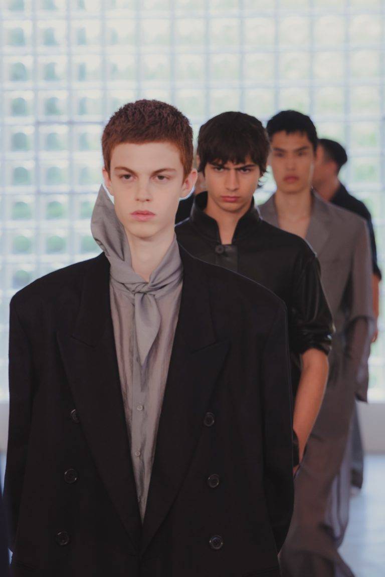 La collezione Spring Summer 2026 di Pronounce come un fiore nel cemento