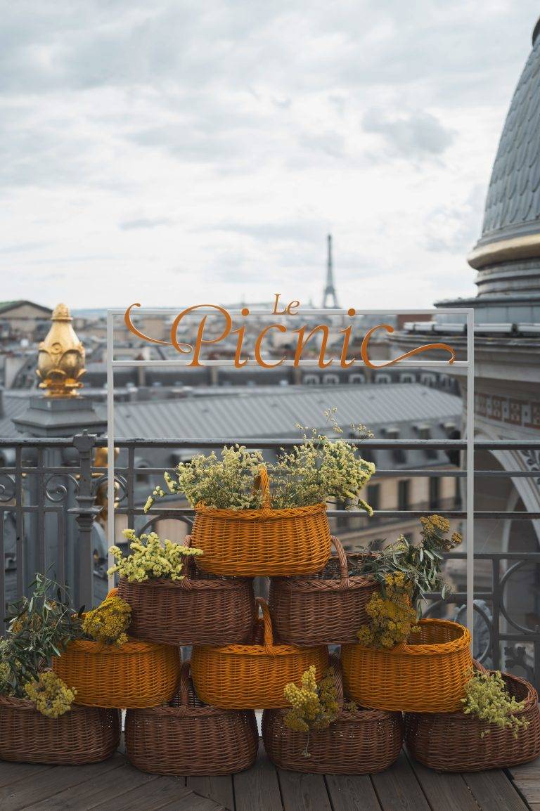 Veuve Clicquot fête l’été avec un picnic sur la terrasse du Printemps