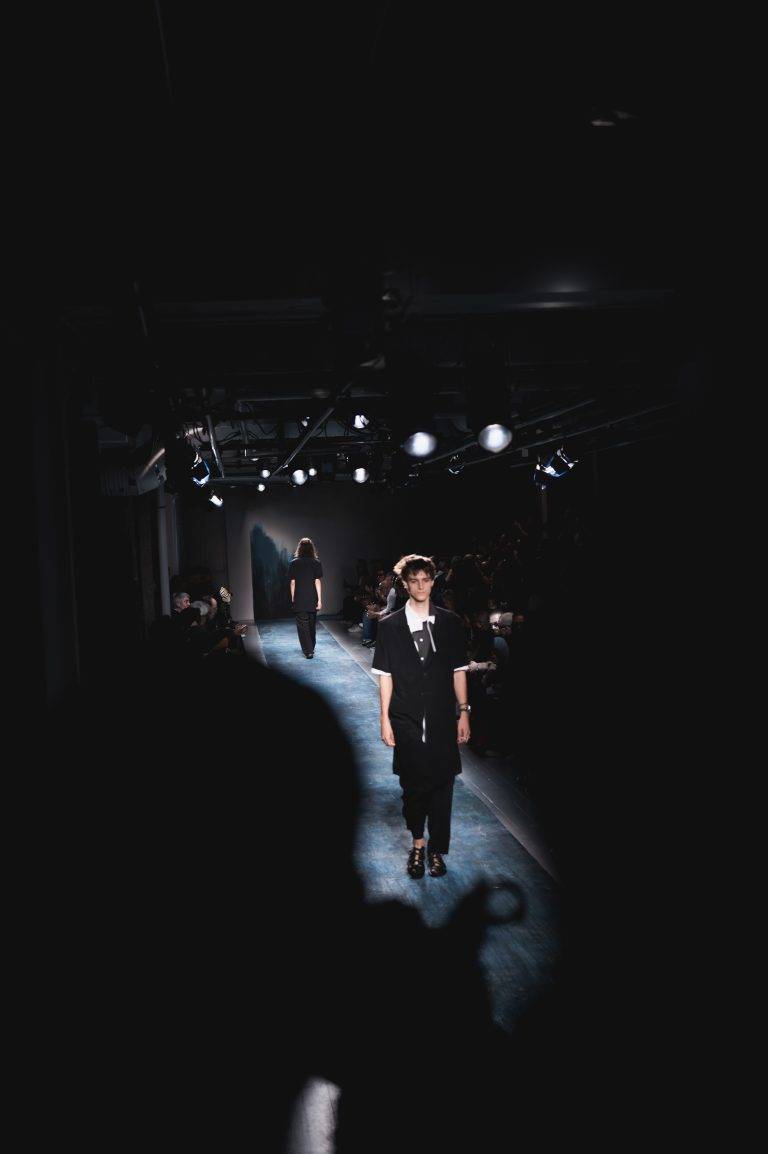 La poésie et la puissance de Yohji Yamamoto bousculent le consensus de la Fashion Week