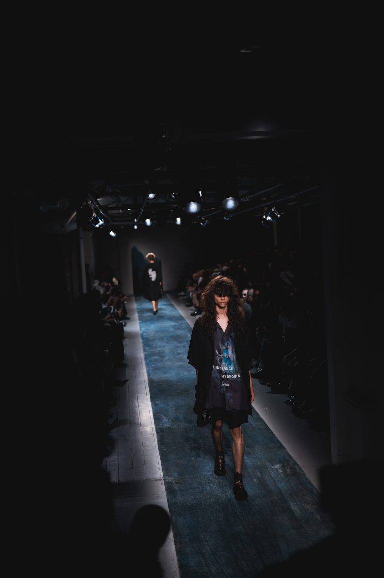 La poésie et la puissance de Yohji Yamamoto bousculent le consensus de la Fashion Week