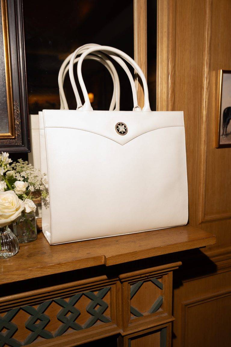 11 Juillet fait ses débuts à Paris pendant la Haute Couture