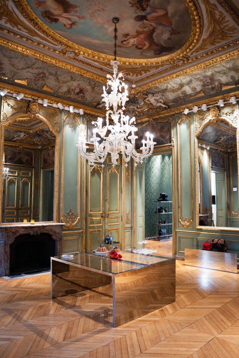 Moschino svela la nuova collezione eyewear durante la Paris Haute Couture Week