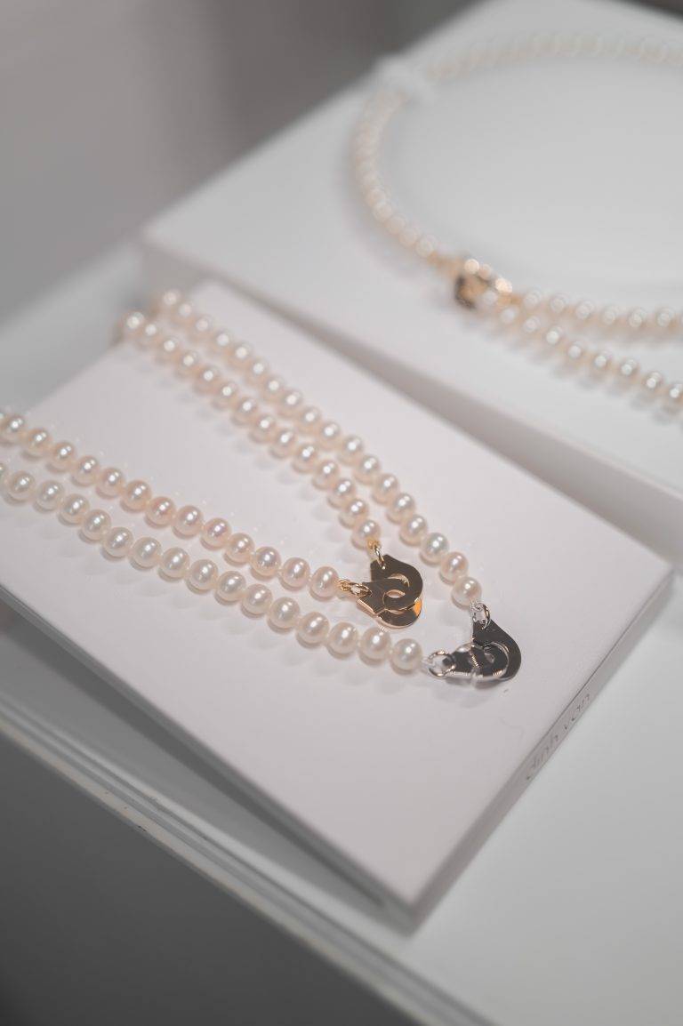 dinh van célèbre sa collection Menottes perles à l’occasion d’une Garden Party chez Amélie Maison d’Art