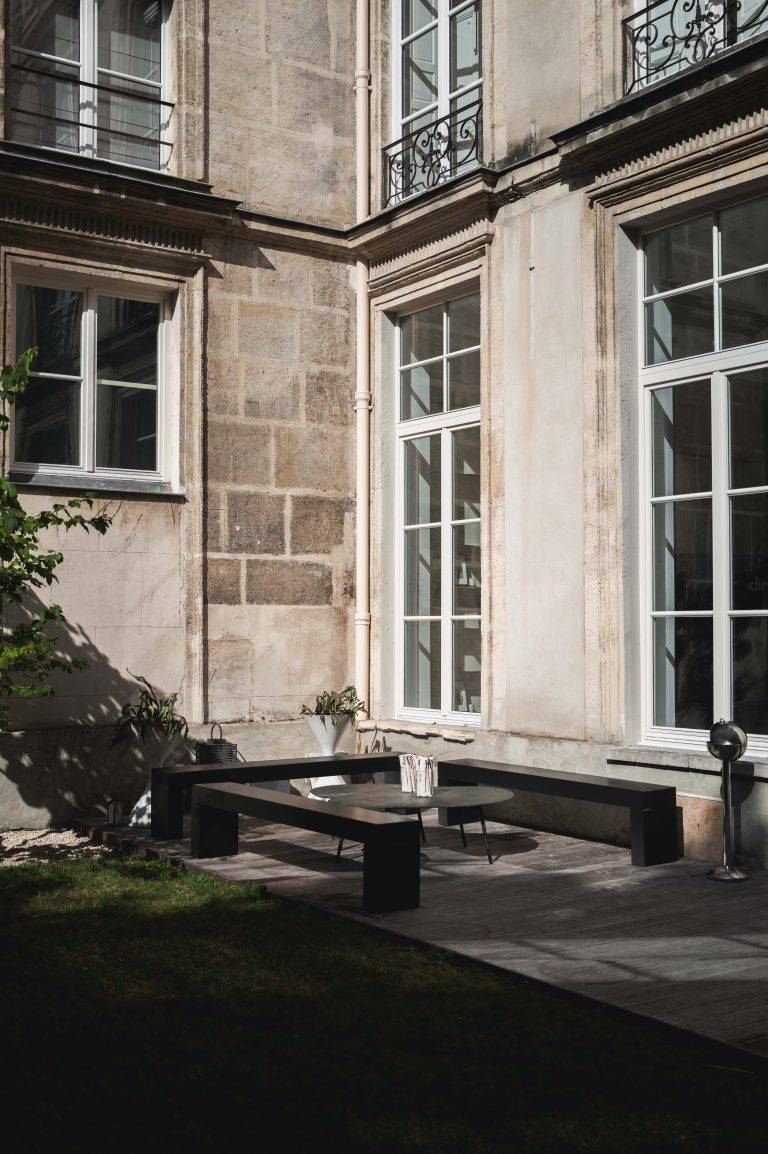 dinh van célèbre sa collection Menottes perles à l’occasion d’une Garden Party chez Amélie Maison d’Art