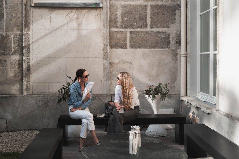  - dinh van célèbre sa collection Menottes perles à l’occasion d’une Garden Party chez Amélie Maison d’Art