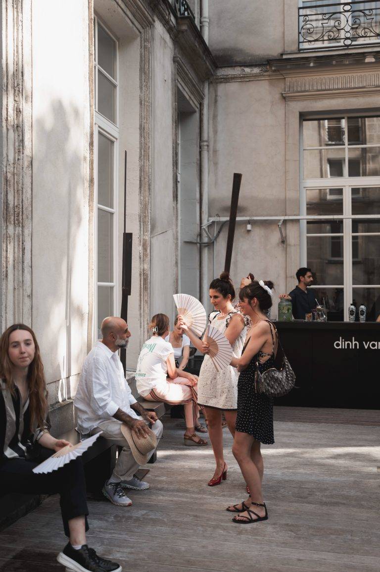 dinh van célèbre sa collection Menottes perles à l’occasion d’une Garden Party chez Amélie Maison d’Art
