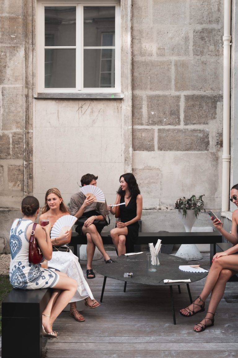dinh van célèbre sa collection Menottes perles à l’occasion d’une Garden Party chez Amélie Maison d’Art