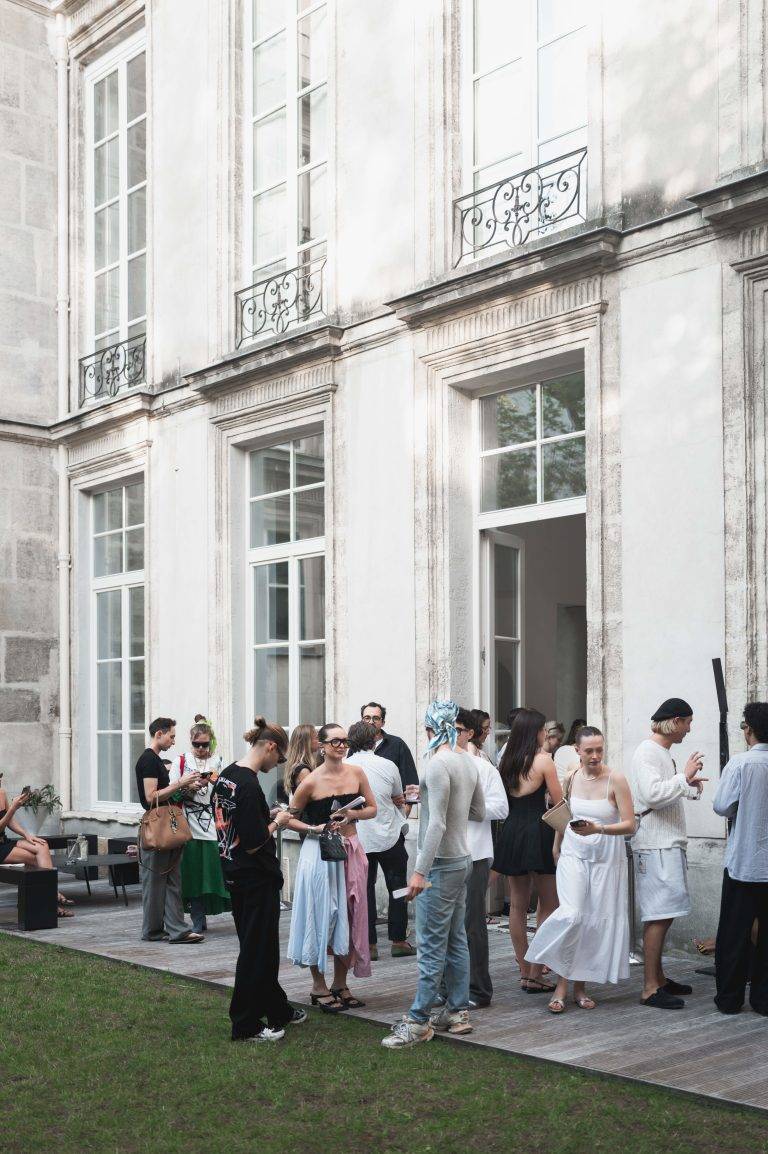 dinh van célèbre sa collection Menottes perles à l’occasion d’une Garden Party chez Amélie Maison d’Art