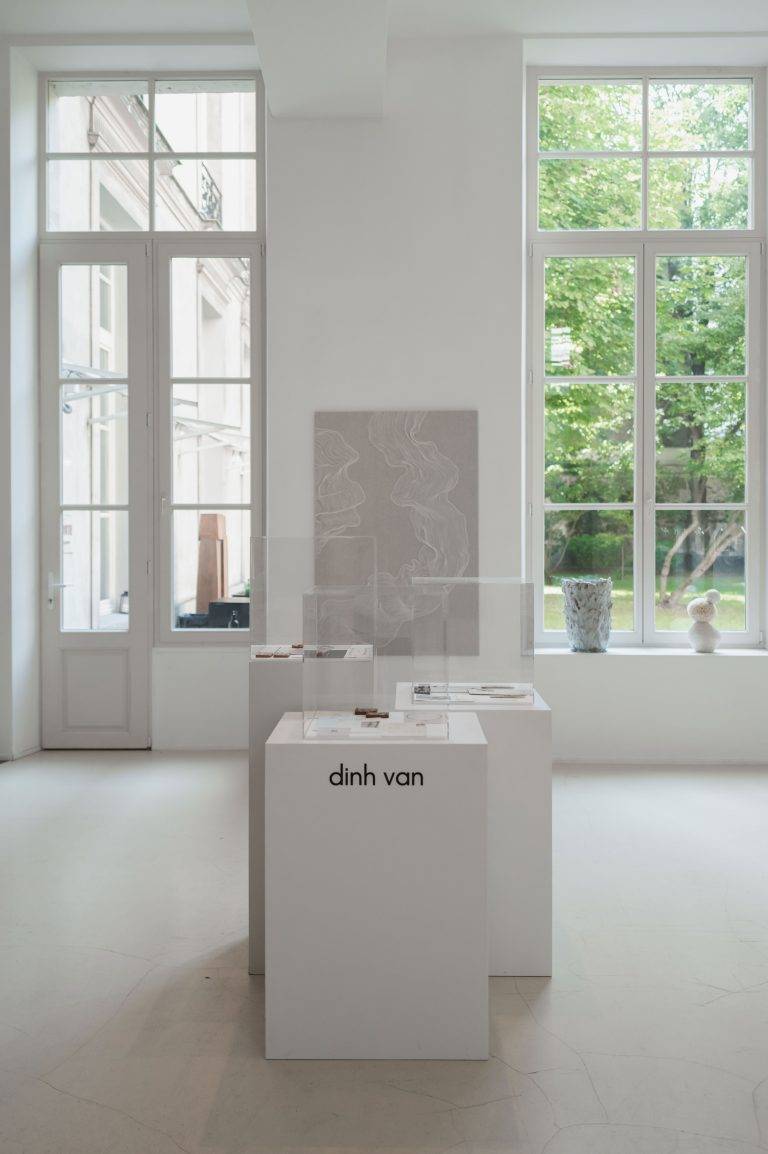 dinh van célèbre sa collection Menottes perles à l’occasion d’une Garden Party chez Amélie Maison d’Art
