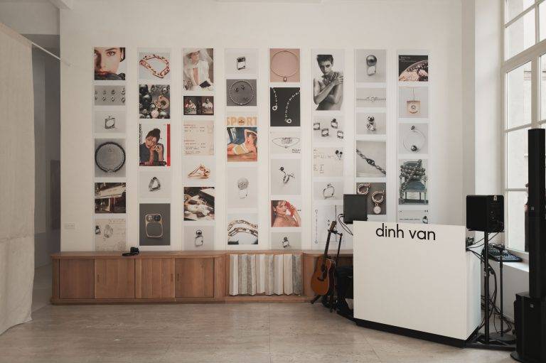 dinh van célèbre sa collection Menottes perles à l’occasion d’une Garden Party chez Amélie Maison d’Art