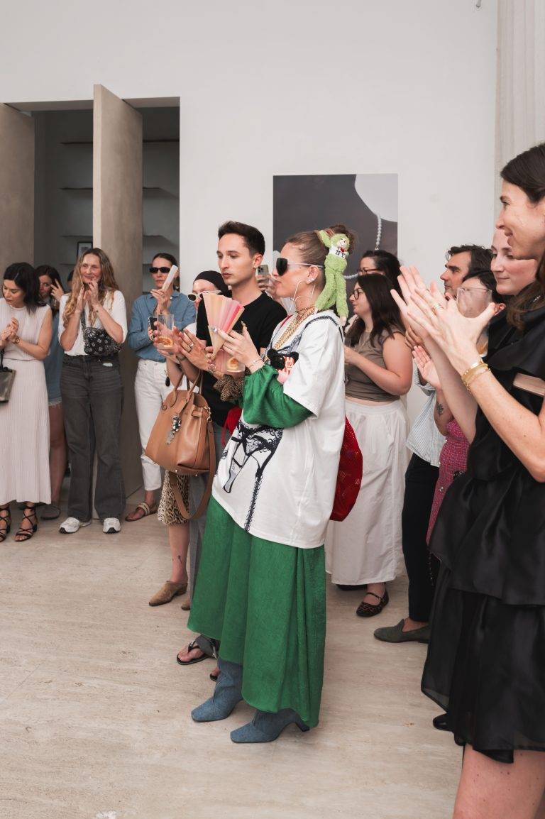 dinh van célèbre sa collection Menottes perles à l’occasion d’une Garden Party chez Amélie Maison d’Art
