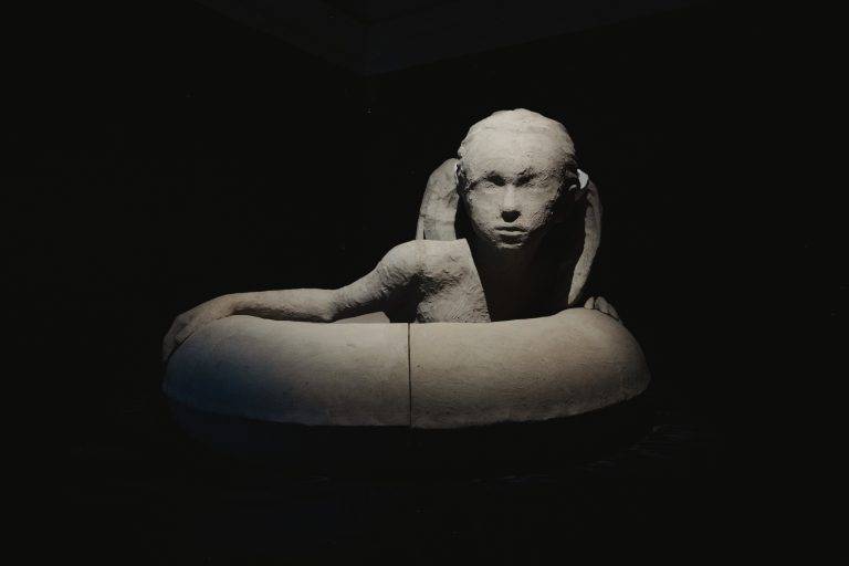 Valerio Berruti a Palazzo Reale: un viaggio tra infanzia, arte monumentale e musica