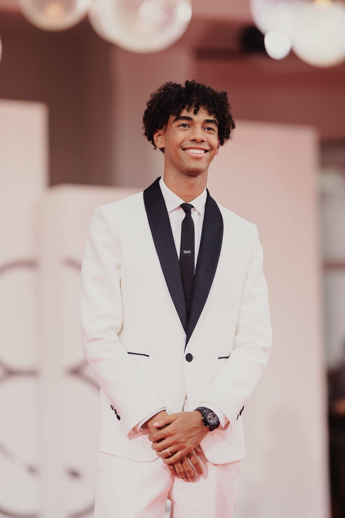  - Rain, Bees and Aliens: Yorgo Lanthimos Returns to Venice with “Bugonia”