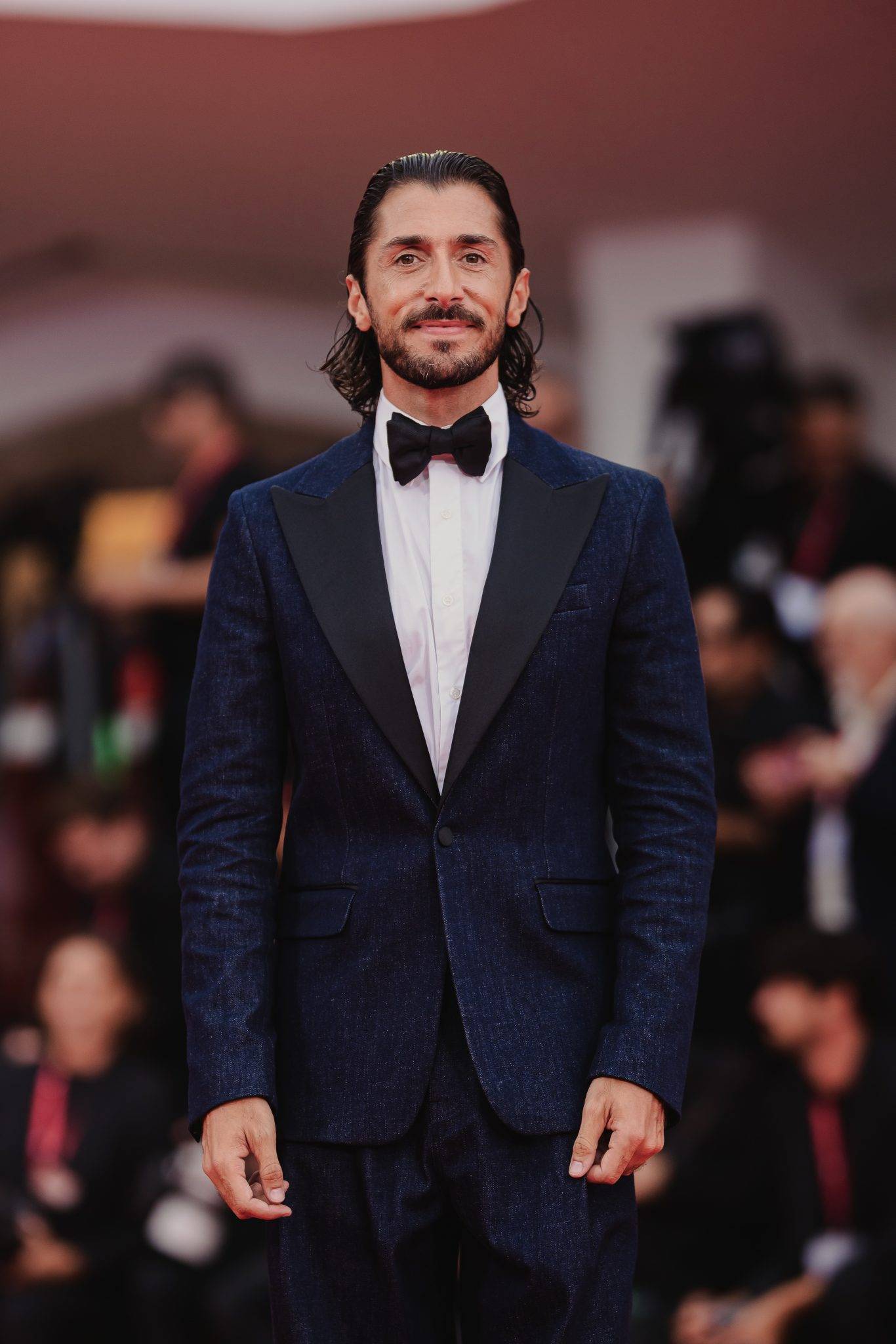  - Rain, Bees and Aliens: Yorgo Lanthimos Returns to Venice with “Bugonia”