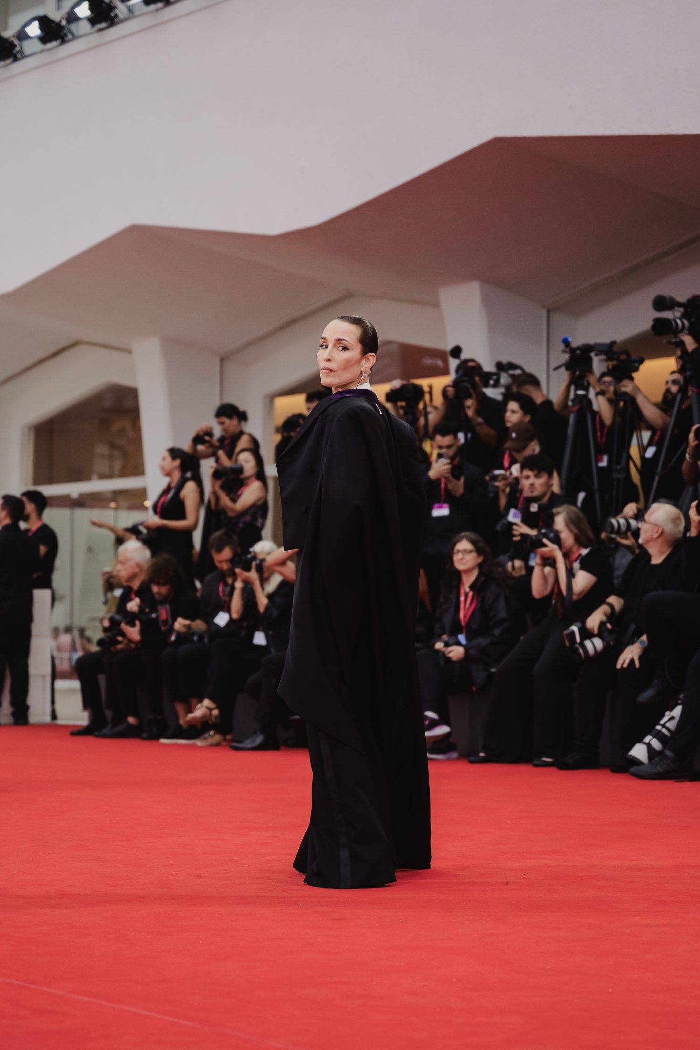  - Rain, Bees and Aliens: Yorgo Lanthimos Returns to Venice with “Bugonia”