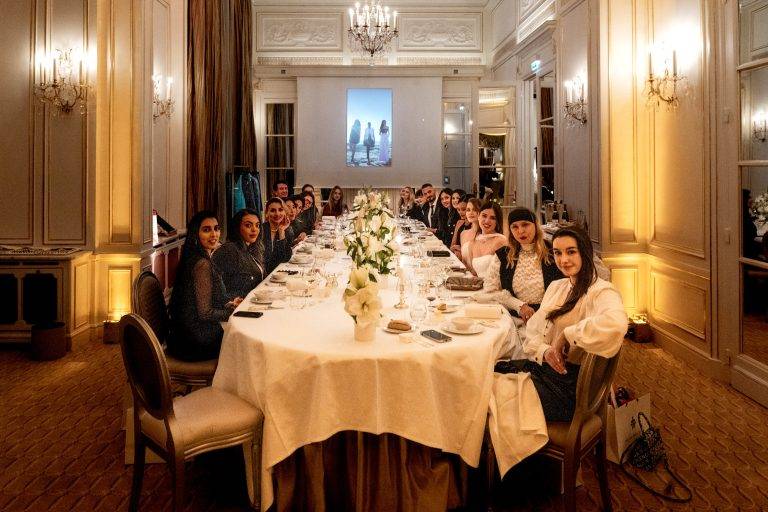 Maison Rama Rilys dévoile sa nouvelle collection lors d’un dîner poétique et couture au Plaza Athénée