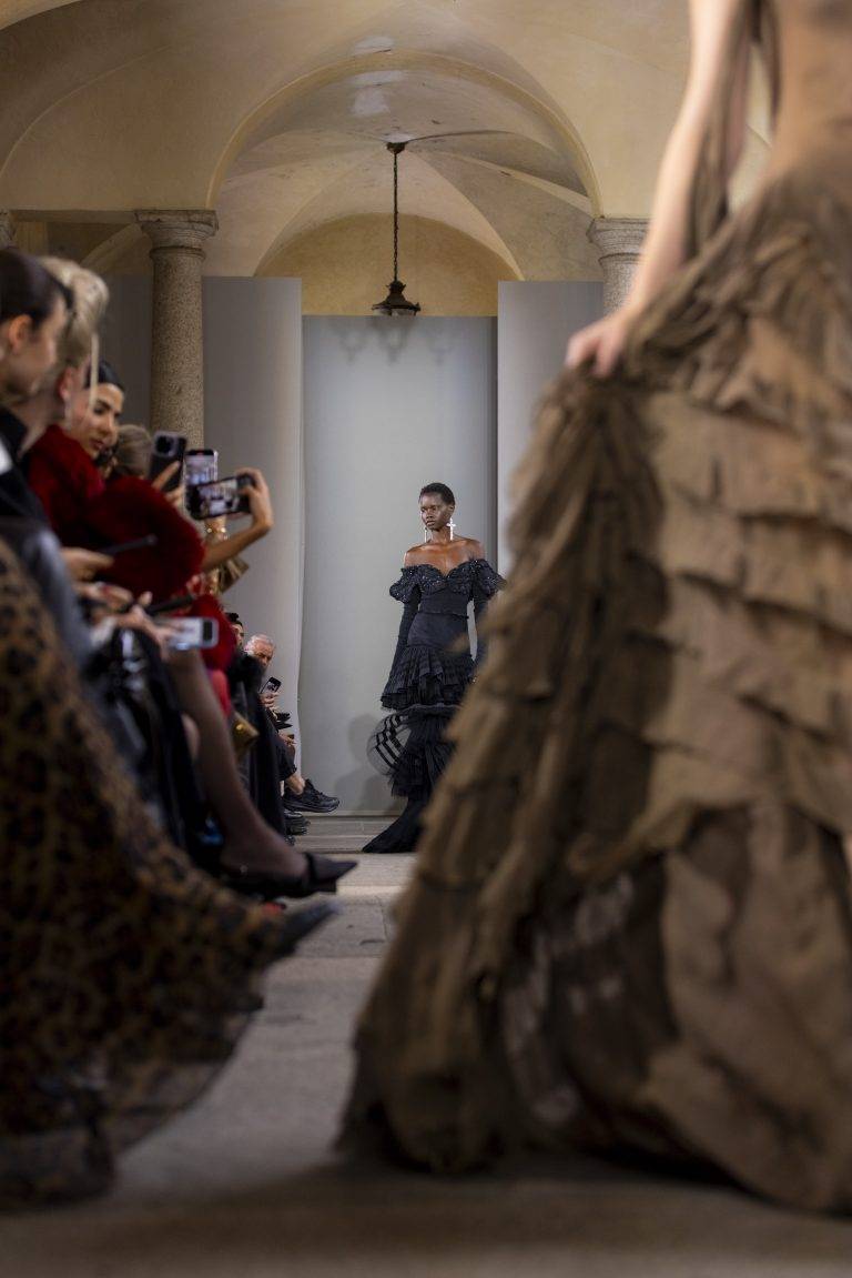 Blumarine: il volo di una farfalla nera