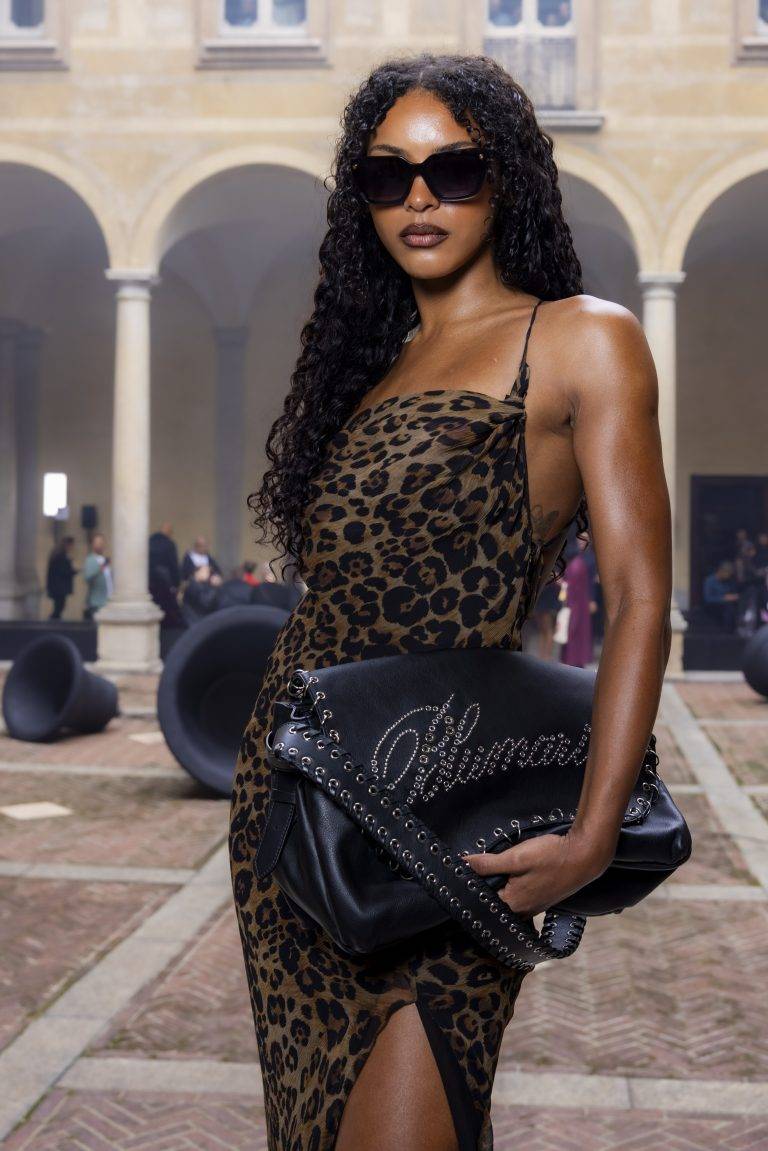  - Blumarine: il volo di una farfalla nera